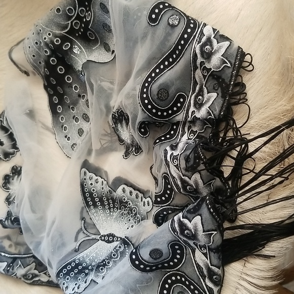 Vintage Mesh Shawl - Picture 2 of 3